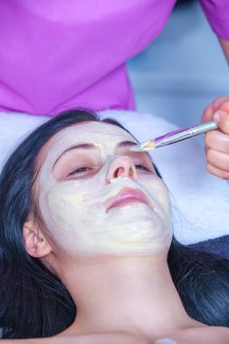 Güzellik salonunda yüzünde maske