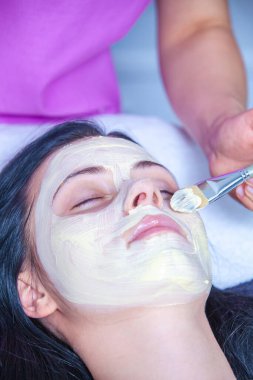 Güzellik salonunda yüzünde maske