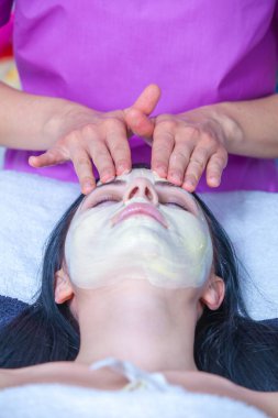 Güzellik salonunda yüzünde maske