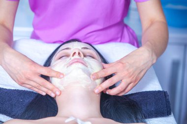 Güzellik salonunda yüzünde maske