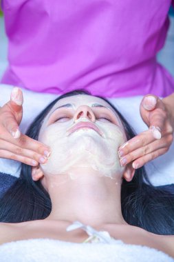Güzellik salonunda yüzünde maske