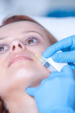 Güzellik salonunda enjeksiyon prosedürü