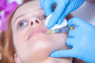 Güzellik salonunda enjeksiyon prosedürü