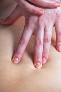 Güzellik salonunda vücut masajı.
