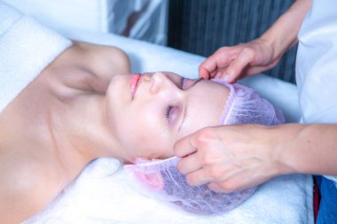 Güzellik salonunda yüzünde maske