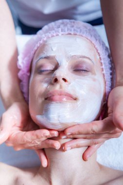 Güzellik salonunda yüzünde maske