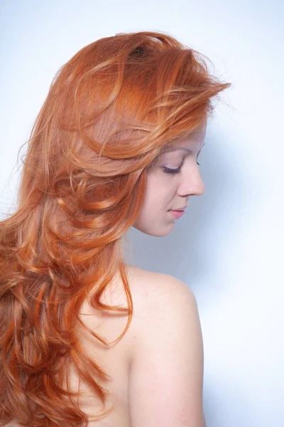 Κόκκινα Μαλλιά Όμορφη Γυναίκα Σγουρά — Φωτογραφία Αρχείου