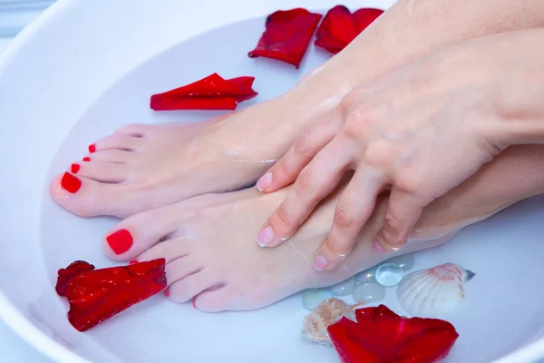 Ноги Жіночих Ніг Мисці Водою Салоні Краси — стокове фото