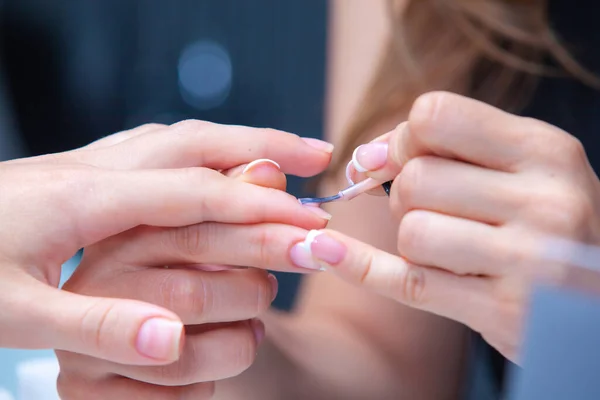 Mestre Salão Aplica Esmalte Unhas — Fotografia de Stock