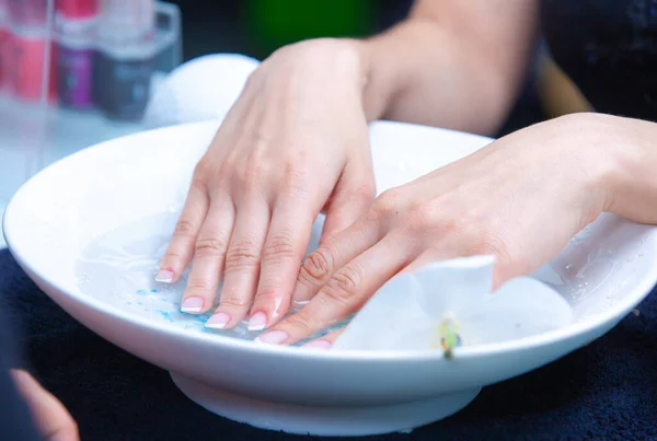 Vrouwelijke Handen Een Kom Met Water Nagels Verzachten — Stockfoto