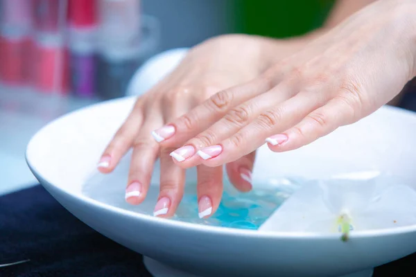 Mãos Femininas Uma Tigela Com Água Para Suavizar Unhas — Fotografia de Stock