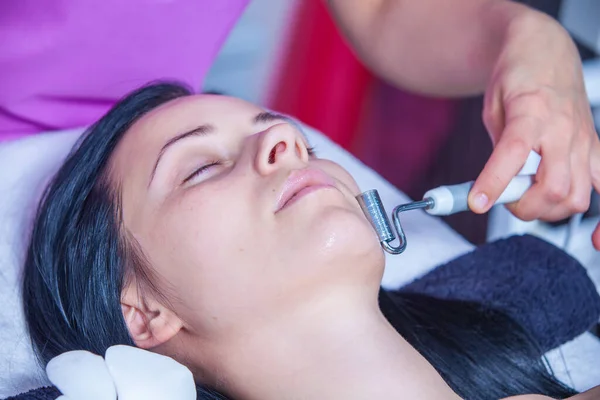 Smoothing Face Roller Beauty Salon — Stock Photo, Image