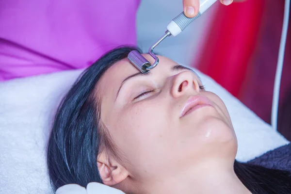 Smoothing Face Roller Beauty Salon — Stock Photo, Image