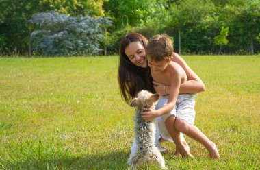 Karantina sırasında köpekli mutlu bir aile.