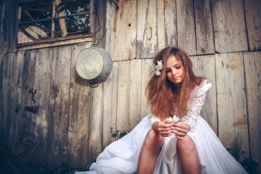 Hayat sorunları olan yalnız gelin.