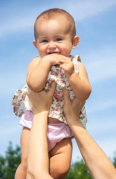 Portret Van Een Gelukkig Kind Buiten — Stockfoto