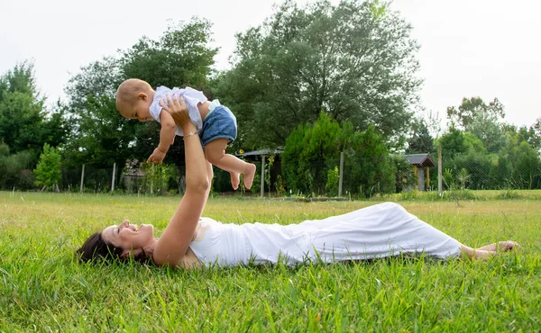 Glückliche Mutter Mit Baby Freien — Stockfoto