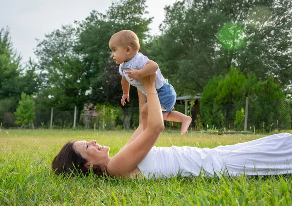 Glückliche Mutter Mit Baby Freien — Stockfoto