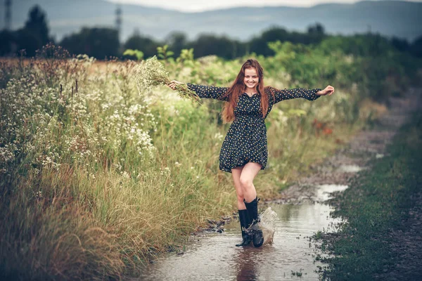 Menina Correndo Longo Estrada Rural Com Buquê Flores Silvestres — Fotografia de Stock