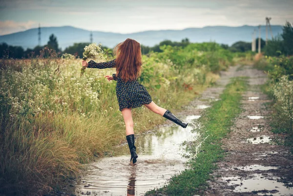 Mädchen Läuft Mit Einem Strauß Wildblumen Über Die Landstraße — Stockfoto