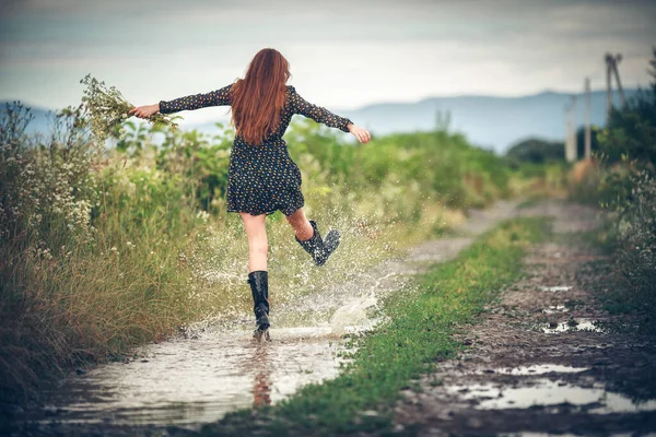 Chica Corriendo Por Camino Rural Con Ramo Flores Silvestres — Foto de Stock