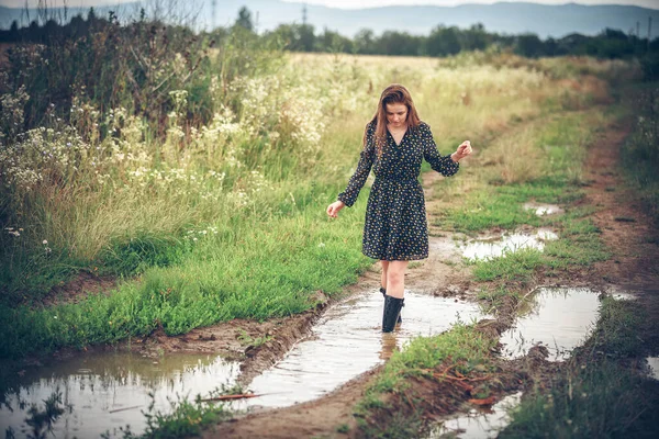 Girl Going Rural Road — Stock Photo, Image
