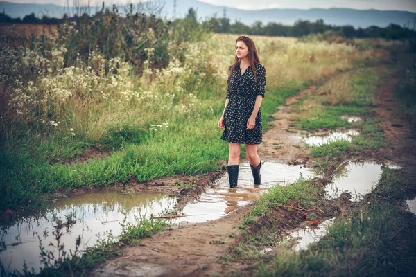 Girl Going Rural Road — Stock Photo, Image