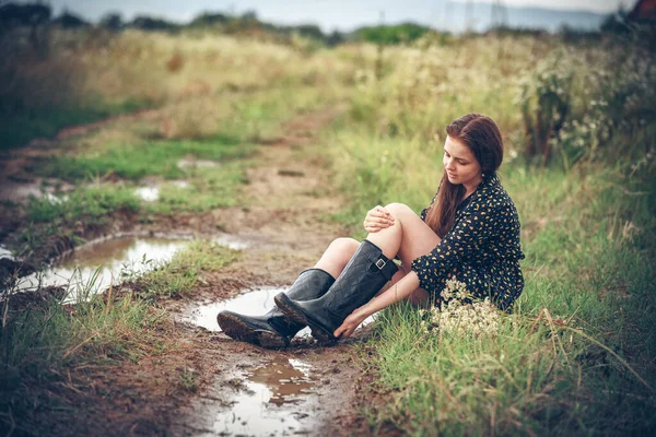 Девушка Сидит Сельской Дороге Время Дождя — стоковое фото