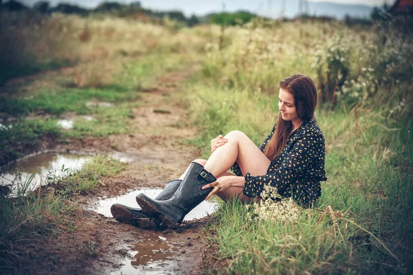 Menina Sentado Estrada Rural Tempo Uma Chuva — Fotografia de Stock