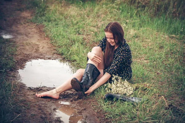 Kırsal Yolda Oturan Kız Yağmur Gibi Yağıyor — Stok fotoğraf