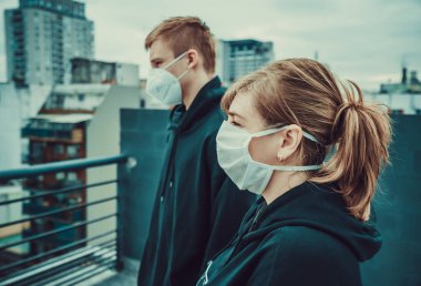 Salgın sırasında maskeli genç bir adam.