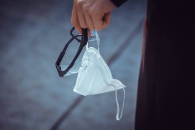 Koruyucu maske ve gözlük elinde