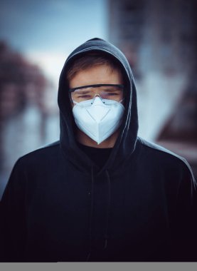 Salgın sırasında maskeli genç bir adam