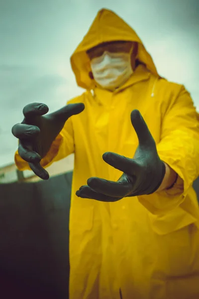 Hombre Con Traje Protector Durante Una Pandemia — Foto de Stock
