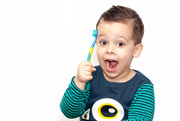 Pequena Criança Escovar Dentes Sorrindo Feliz Isolado Fundo Branco — Fotografia de Stock