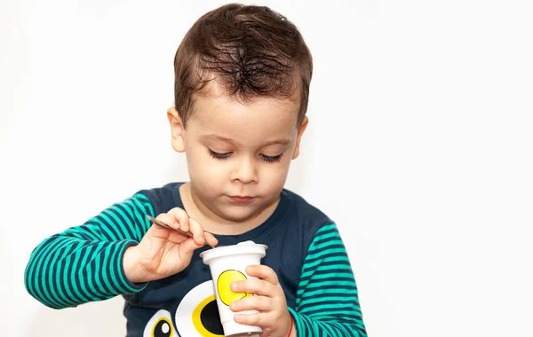 Criança Comendo Iogurte Fundo Branco — Fotografia de Stock