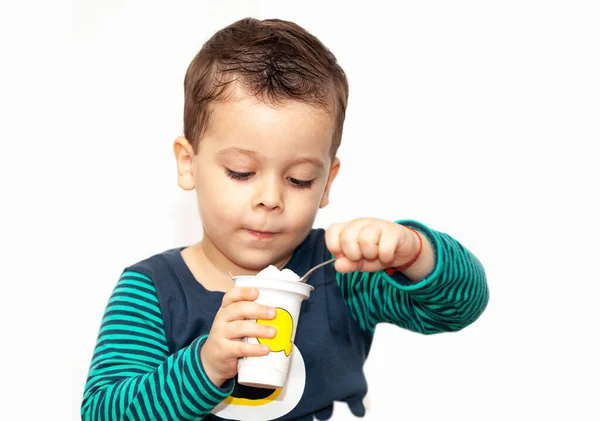 Criança Comendo Iogurte Fundo Branco — Fotografia de Stock