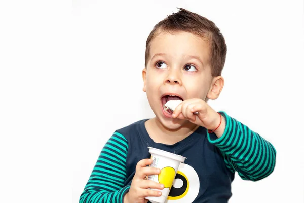 Liten Unge Äter Yoghurt Vit Bakgrund — Stockfoto