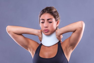 Boyun ağrısı olan fitness kadınının boyun tasması var.