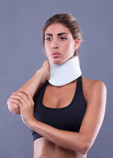 Mulher Fitness Com Dor Pescoço Tem Colar Cervical — Fotografia de Stock