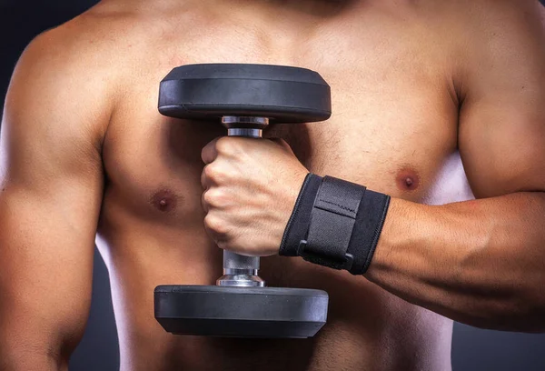 Fitness Man Con Mancuernas Deportivas — Foto de Stock