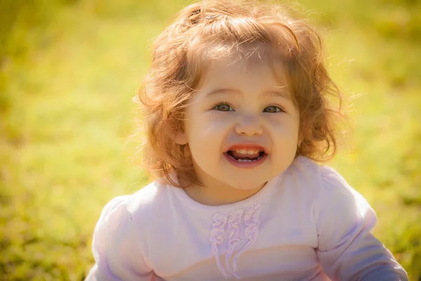 Portrait Bébé Fille Dans Parc — Photo