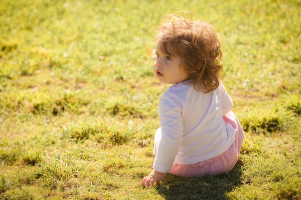 Ritratto Bambina Nel Parco — Foto Stock