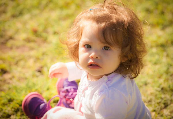 Retrato Niña Parque —  Fotos de Stock