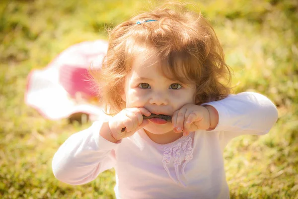 Ritratto Bambina Nel Parco — Foto Stock