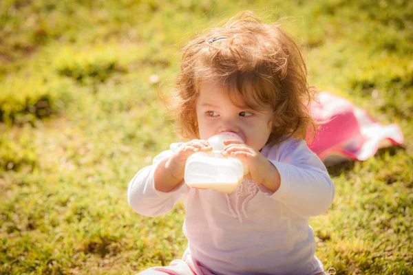 Retrato Uma Menina Com Uma Mamadeira Parque — Fotografia de Stock