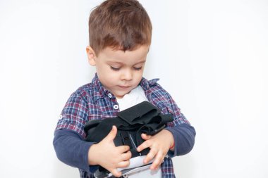 Beyaz arka planda sanal gerçeklik gözlüklü küçük çocuk.