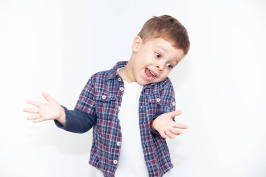 Hafif arka planda duygusal bir çocuk.