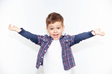 Hafif arka planda duygusal bir çocuk.