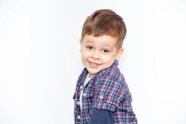 Hafif arka planda duygusal bir çocuk.